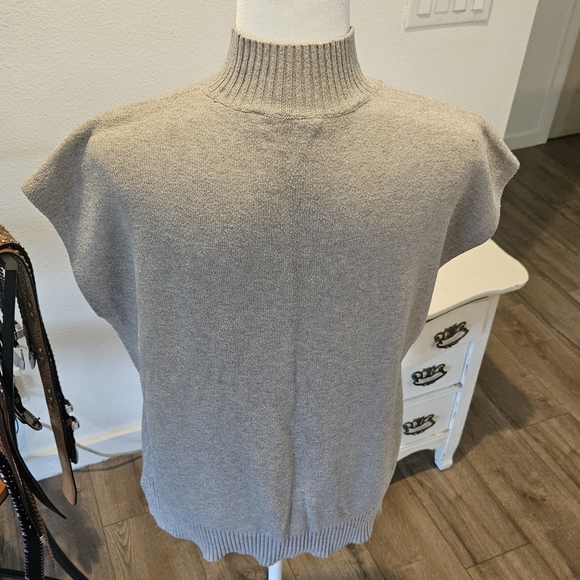 NWT'S- CYRUS - Kitten Heather Mock Neck Cap Sleeve Sweater - Size Small - Picture 6 of 7